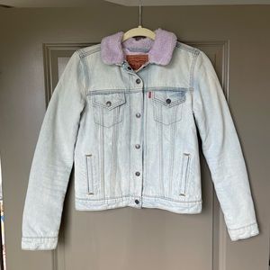Light wash Levi’s trucker jacket. Size small women’s.